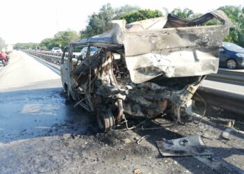 KEADAAN van yang terbakar selepas terlibat kemalangan dengan sebuah lori di Kilometer 198.4 Lebuh Raya Utara Selatan arah utara di Bagan Serai hari ini. - UTUSAN/IHSAN JBPM