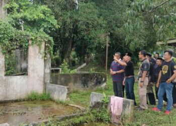 MEGAT Zulkarnain Omardin (kiri) melawat tapak rumah Allahyarham Datuk Meor Abdul Rahman Daeng Uda Mohd. Hashim  di  Jalan Ayer Kuning,  Changkat Jering di Taiping hari ini. - UTUSAN/WAT KAMAL ABAS