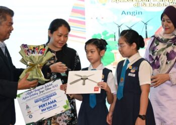 TIMBALAN Setiausaha Pembangunan MBPJ, Ir Ismail Shafie menyampaikan hadiah kepada pemenang Tugasan Pertama Kategori Sekolah Rendah Tahap 1.