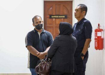 AHMAD Yahaya (kiri) mengaku bersalah di Mahkamah Sesyen Kuala Kangsar hari ini atas tiga pertuduhan memiliki spesies hidupan liar yang dilindungi, tiga tahun lalu. - UTUSAN/MUHAMAD NAZREEN SYAH MUSTHAFA