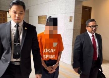 SUSPEK ditahan reman SPRM di Mahkamah Majistret, Putrajaya.