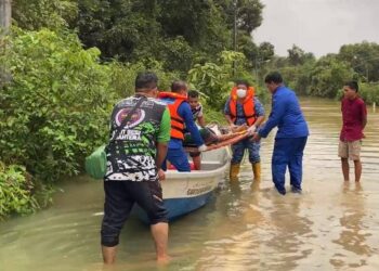 ANGGOTA APM mengusung Amrullah yang cedera di bahagian belakang untuk dibawa ke hospital bagi menerima rawatan selepas terkepung banjir di Kampung Lintang, Dungun, semalam.