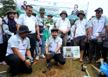 MOHD. Uzir Mahidin (tengah) menanam pokok pada Program Penghijauan Malaysia Bersempena Banci Pertanian 2024 di Institut Latihan Statistik Malaysia (ILSM) Sungkai, Perak. - UTUSAN/ZULFACHRI ZULKIFLI