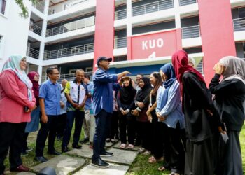 ZAMBRY Abd. Kadir (tengah) beramah mesra dengan pelajar ketika lawatan kerja di kolej kediaman di Kampus Sultan Azlan Shah, Universiti Pendidikan Sultan Idris (UPSI), Proton City di Tanjung Malim hari ini. - UTUSAN/MUHAMAD NAZREEN SYAH MUSTHAFA