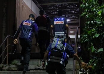 UNIT Forensik hadir sekali lagi di Blok R Apartmen Idaman. - UTUSAN/SADDAM YUSOFF