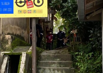 PIHAK Forensik PDRM meneruskan siasatan di sekitar anak sungai Blok R Apartmen Idaman, Damansara Damai, melibatkan seorang saksi kanak-kanak lelaki. - UTUSAN/AIMAN ALI