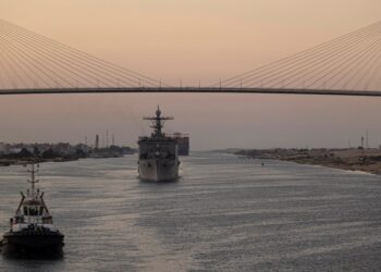 GAMBAR edaran  oleh Perkhidmatan Pengedaran Maklumat Visual Pertahanan AS (DVIDS) menunjukkan kapal pendaratan dok amfibia USS Carter Hall (LSD 50) sedang transit di Terusan Suez.-AFP