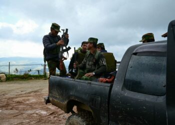 GAMBAR menunjukkan anggota kumpulan bersenjata etnik minoriti, Ta'ang National Liberation Army (TNLA) sedang menyediakan senjata mereka di tengah-tengah pertempuran dengan tentera Myanmar di Perbandaran Namhsan di negeri Shan utara Myanmar.-AFP
​