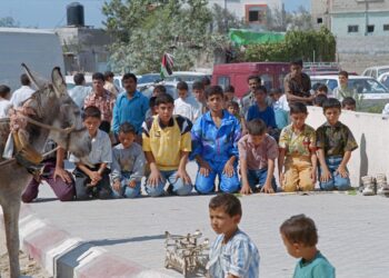 KANAK-KANAK Palestin menunaikan solat Jumaat di luar masjid di Gaza City, kelmarin. - AFP