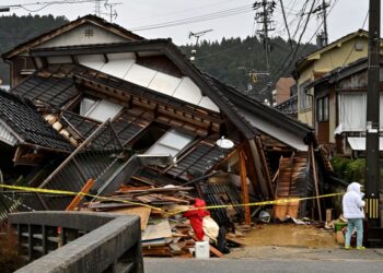 SEORANG lelaki berdiri di sebelah rumah yang runtuh di wilayah Ishikawa, Jepun.-AFP