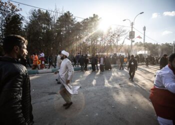 ORANG ramai bersurai berhampiran tapak di mana dua letupan berturut-turut mengenai orang ramai yang menandakan ulang tahun pembunuhan Jeneral Pengawal, Qasem Soleimani, berhampiran Masjid Saheb al-Zaman di bandar Kerman selatan Iran.-AFP