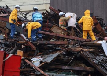 ANGGOTA bomba menjalankan operasi menyelamat di bandar Wajima, wilayah Ishikawa selepas gempa bumi berukuran 7.5 magnitud melanda wilayah Noto di wilayah Ishikawa pada Hari Tahun Baru 2024. -AFP