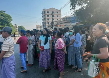 Saudara-mara menunggu pembebasan banduan di luar penjara Insein pada Hari Kemerdekaan Myanmar di Yangon pada hari ini. -AFP