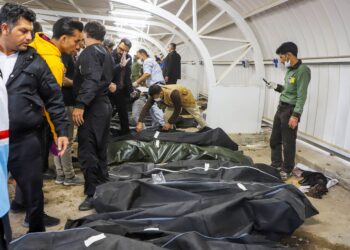 ORANG ramai melakukan pengecaman ahli keluarga mereka yang terkorban dalam dua insiden letupan di wilayah Kerman, Iran, kelmarin. - AFP