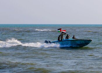 ANGGOTA Pengawal Pantai Yemen yang bergabung dengan kumpulan Houthi meronda di laut sebagai solidariti dengan penduduk Gaza.-AFP