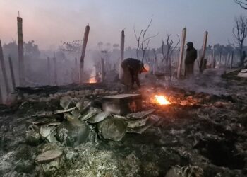 PELARIAN Rohingya melihat serpihan rumah mereka yang hangus terbakar di kem Ukhia, Cox’s Bazaar pada awal pagi hari ini.-AFP