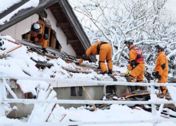 ANGGOTA bomba mencari mangsa yang terselamat dalam runtuhan yang dilitupi salji di bandar Suzu, wilayah Ishikawa, seminggu selepas gempa bumi besar berukuran 7.5 magnitud melanda wilayah Noto di wilayah Ishikawa.-AFP