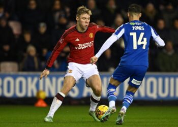 Penyerang Manchester United, Rasmus Hojlund cuba melepasi kawalan pemain WIgan Athletic dalam perlawanan pusingan ketiga Piala FA yang berlangsung awal pagi tadi. (AFP)