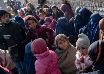 FOTO yang diambil pada 9 Januari lalu menunjukkan pelarian wanita dan kanak-kanak berpakaian burqa dihantar pulang dari Pakistan, di kem Pesuruhjaya Tinggi Pertubuhan Bangsa-Bangsa Bersatu bagi Pelarian (UNHCR) di pinggir Kabul.-AFP