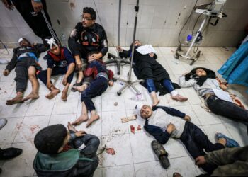 ANGGOTA keluarga al-Qedra yang cedera semasa pengeboman Israel menerima rawatan di hospital Nasser di Khan Younis di selatan Gaza.-AFP