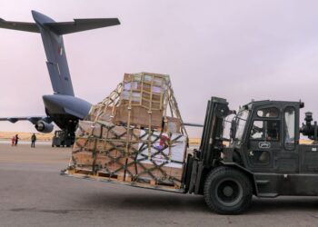 IMEJ edaran yang disediakan oleh Kementerian Luar Negeri Qatar (MOFA) menunjukkan  forklift membawa kotak ubat-ubatan untuk dipunggah ke dalam dua pesawat tentera dari Qatar di lapangan terbang El Arish di Mesir.-AFP