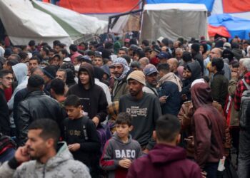 PENDUDUK Palestin yang dipindahkan beratur untuk menerima bantuan  Agensi Bantuan dan Kerja Pertubuhan Bangsa-Bangsa Bersatu bagi Pelarian Palestin (UNRWA) di Rafah di selatan Gaza. – AFP