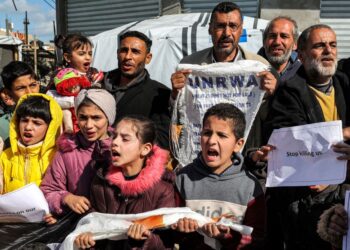 KANAK-kanak dan golongan dewasa Palestin berkumpul merayu supaya bantuan pembiayaan diteruskan menerusi UNRWA di Rafah, selatan Gaza.-AFP