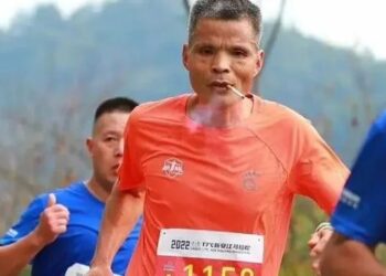 CHEN Mouxian merokok ketika menyertai acara larian maraton di China.-AGENSI