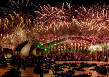 PERTUNJUKAN bunga api di Sydney Harbour Bridge dan Sydney Opera House semasa sambutan ambang tahun baharu. - AFP 