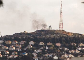 ASAP berkepul-kepul merentasi sempadan utara Israel di sekitar kemudahan tentera di Metula selepas gerakan Syiah Lubnan, Hezbollah melancarkan roket di tengah-tengah ketegangan rentas sempadan yang berterusan ketika pertempuran berterusan antara Israel dan militan Hamas di Gaza.-AFP