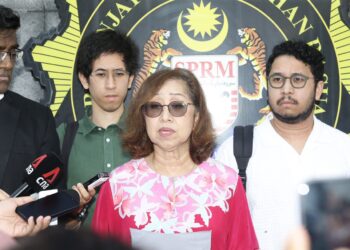 NA'MAH Abdul Khalid bercakap kepada media di perkarangan ibu pejabat SPRM, Putrajaya. - UTUSAN/FAISOL MUSTAFA