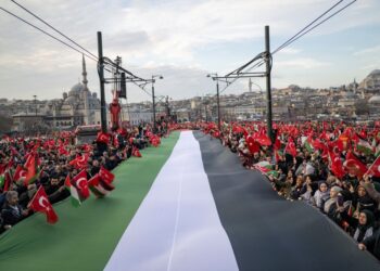 BERIBU-ribu rakyat Turkiye demonstrasi untuk menunjukkan solidariti dengan rakyat Palestin di Jambatan Galata, Istanbul. -AFP