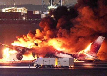 PESAWAT Japan Airlines terbakar di landasan Lapangan Terbang Haneda di Tokyo. - AFP