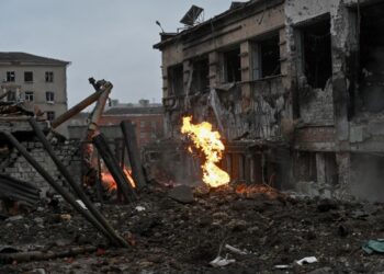 BANGUNAN kediaman yang musnah akibat serangan peluru berpandu Russia di bandar Kharkiv. - AFP