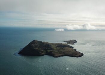 PULAU Bardsey yang terletak di luar pantai Semenanjung Llyn di Wales Utara.-AGENSI