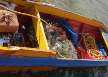 BOT yang ditinggalkan terapung oleh nelayan yang melarikan diri dengan terjun ke laut di perairan Tanjung Tabu- Tabu, Semporna semalam.-Ihsan Maritim Semporna