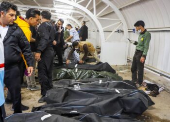 ANGGOTA penyelamat mengumpulkan mayat mangsa yang terbunuh dalam insiden letupan di bandar Kerman, Iran.-AFP