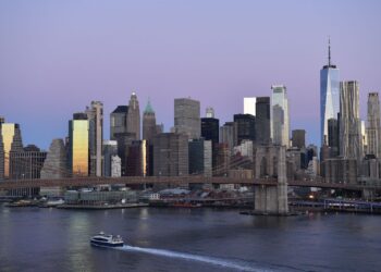 LATAR pemandangan bandar Manhattan di New York, AS.-AFP