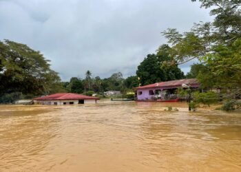 Sebuah bangunan yang hampir tenggelam di dataran perniagaan Kampung Bantal, Ulu Tembeling, Jerantut hari ini.- FOTO/IHSAN PENDUDUK KAMPUNG BANTAL