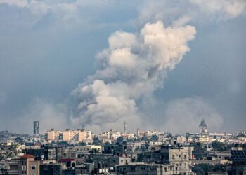 KEPULAN asap tebal memenuhi ruang udara di Khan Yunis, selatan Gaza ketika pengeboman berterusan Israel. - AFP