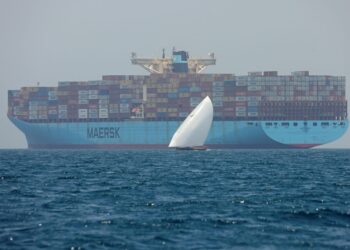 MAERSK menukar laluan perjalanan semua kapalnya bagi mengelak kejadian tidak diingini. - AFP