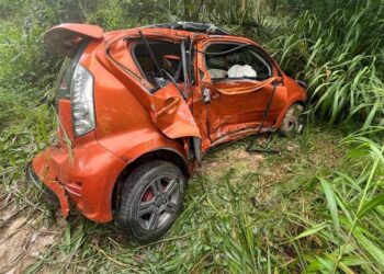 KEADAAN kereta dipandu Yuvetha Selvakumar Naidu yang rosak teruk selepas melanggar sebatang pokok dalam kejadian di kilometer 62.5 Jalan Batu Pahat - Mersing lewat petang, semalam.