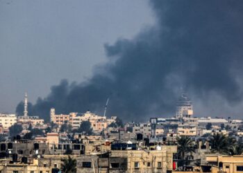 Gambar yang diambil dari Rafah pada 6 Januari 2024 menunjukkan asap berkepul-kepul di atas Khan Younis di selatan Semenanjung Gaza setelah dibom tentera Israel.-AFP