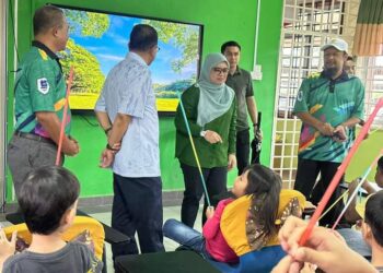 NORLIZA Noh melawat PPS bagi menempatkan mangsa banjir di Sekolah Rendah Agama Bersepadu Kota Tinggi, Kota Tinggi.