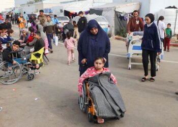 KANAK-kanak paling ramai menjadi mangsa pengeboman Israel sehingga hilang kaki atau lumpuh dirawat di hospital separa beroperasi di Gaza.-AGENSI