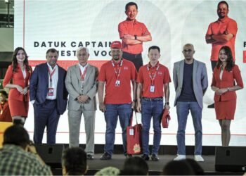 TONY Fernandes (dua, kiri) bergambar selepas mengumumkan pelantikan kepimpinan utama ketika di AirAsia RedQ, Lapangan Terbang Antarabangsa Kuala Lumpur (KLIA2), Selangor di sini, hari ini. - UTUSAN/ FAIZ ALIF ZUBIR