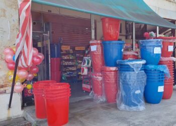 SEBUAH kedai runcit di Bandar Perda, Bukit Mertajam, Pulau Pinang tidak melepaskan peluang menjual tong dan bekas air untuk kegunaan kecemasan  ketika gangguan bekalan air yang dijadual berlaku antara 10 hingga 14 Januari ini.