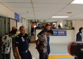 Dua anggota polis dibawa keluar dari Mahkamah Sesyen Ampang selepas didakwa atas pertuduhan seksual terhadap remaja Uzbekistan. -UTUSAN/NORLIZAH ABAS