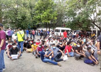 SEBAHAGIAN warga asing yang diperiksa  Imigresen Putrajaya dalam Op Sapu di Brickfields hari ini.