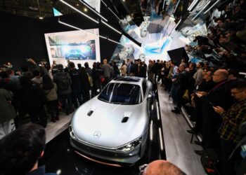 Kereta elektrik Mercedes-Benz Vision EQXX dipamerkan di Pameran Elektronik Pengguna (CES) di Las Vegas.-AFP